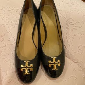 Tori Burch Benton Pump